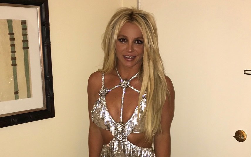 Britney Spears Posa Nua Edita Barriga No Photoshop Mas Deixa A Porta Torta