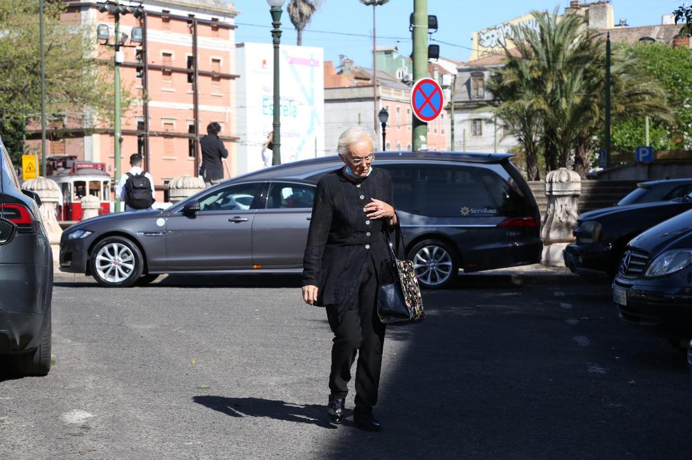 Já tiveram início as cerimónias fúnebres de Eunice Muñoz. A atriz está a ser velada nesta segunda-feira, dia 18, na Basílica da Estrela.