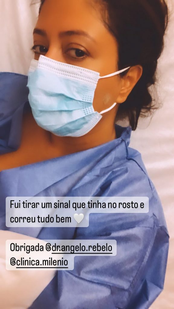 Inês Simões foi tirar um sinal do rosto. A comentadora do ‘Big Brother Famosos’ informou que correu tudo bem e surgiu no pequeno ecrã sorridente, com um pequeno adesivo.