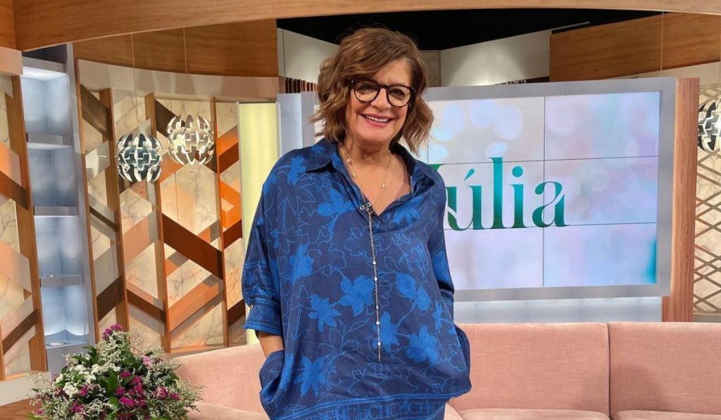 Júlia Pinheiro celebrou a chegada aos 60 anos no dia 6 de outubro e foi presenteada pelo colega com um conjunto de calças e blusa de seda azul. Saiba tudo!