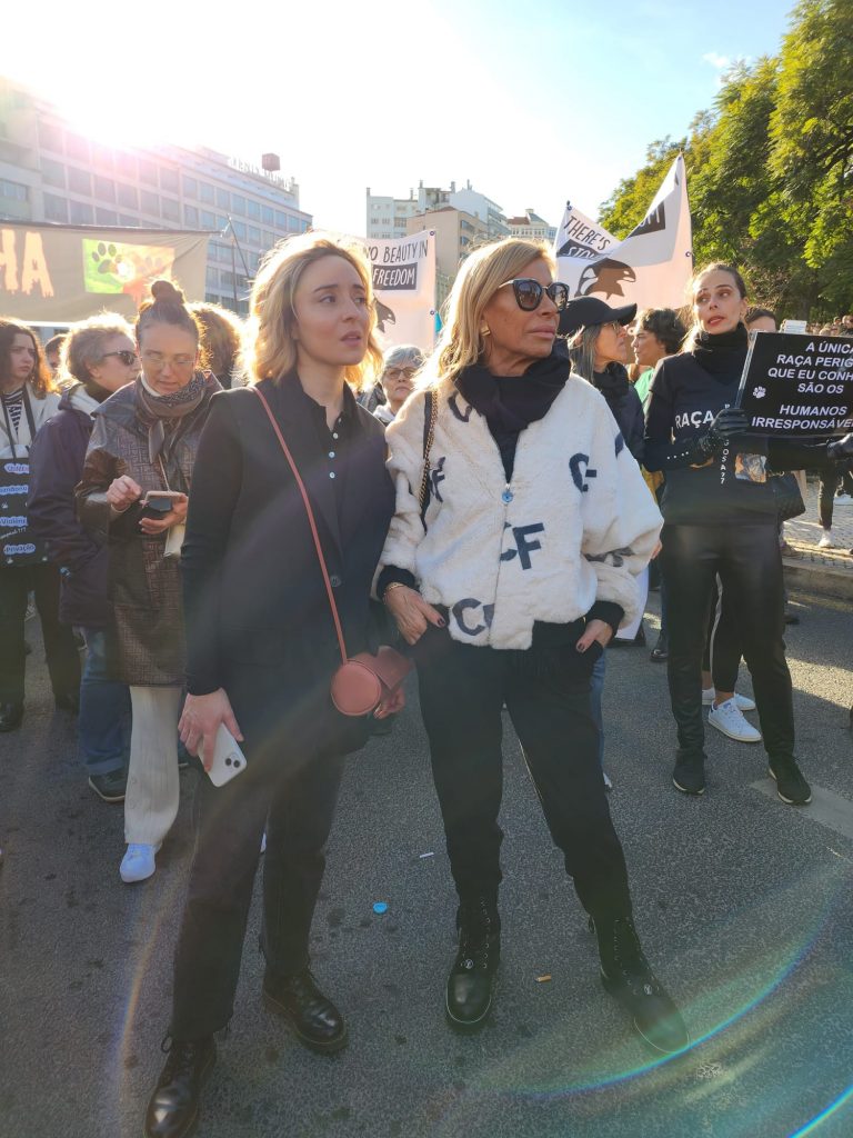 Zulmira Ferreira e Rosa Bela na manifestação pela criminalização dos maus tratos aos animais, em Lisboa