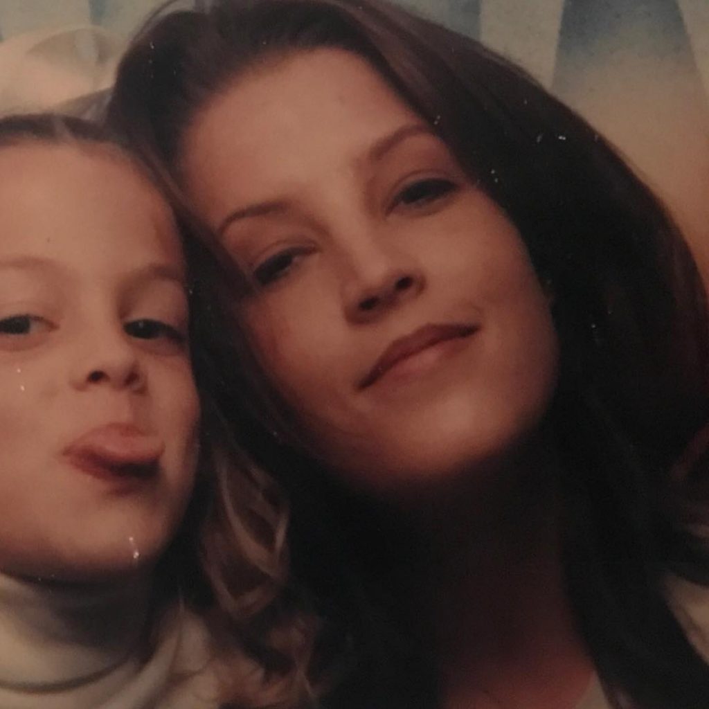Filha de Lisa Marie Presley partilha imagem do último encontro com a mãe -  Fama Show