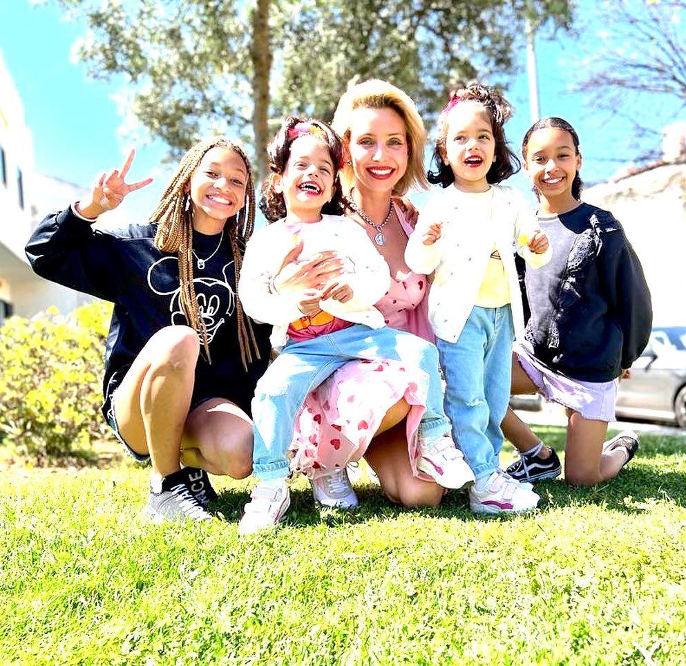 Luciana Abreu com as filhas Lyonce Viiktórya, Lyanni e as gémeas, Amoor e Valentine