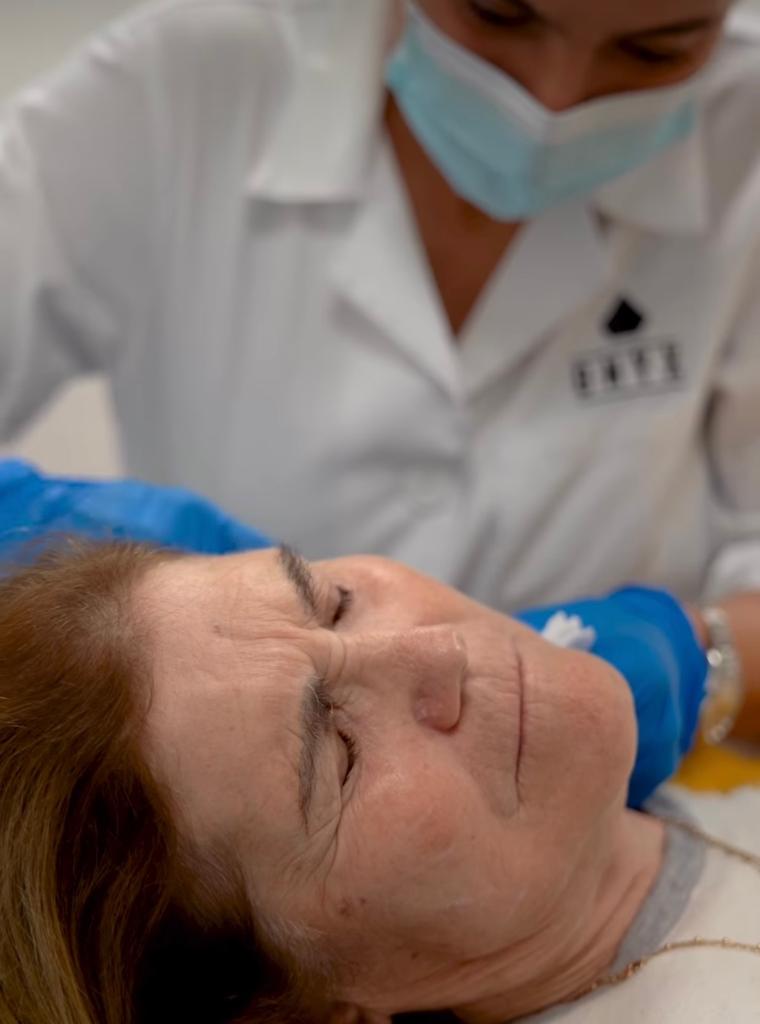 Dolores Aveiro faz tratamento ao rosto